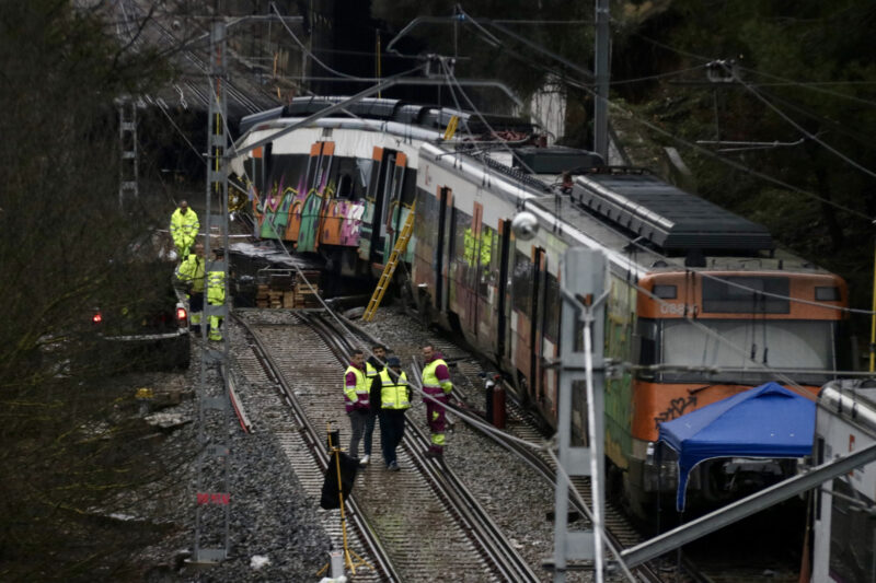 La Bustia Renfe retira meitat tren accidentat Gelida