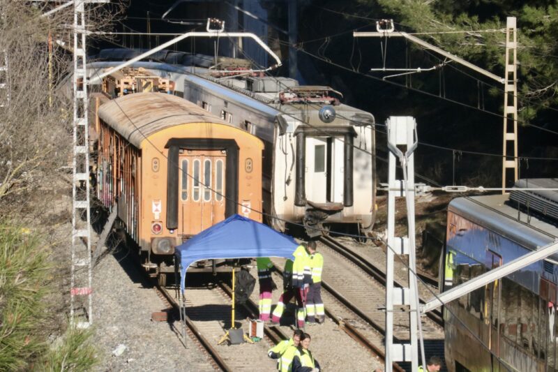 La Bustia Renfe retira meitat tren accidentat Gelida