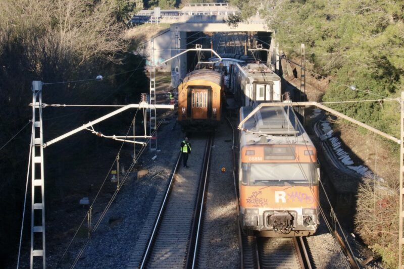 La Bustia Renfe retira meitat tren accidentat Gelida