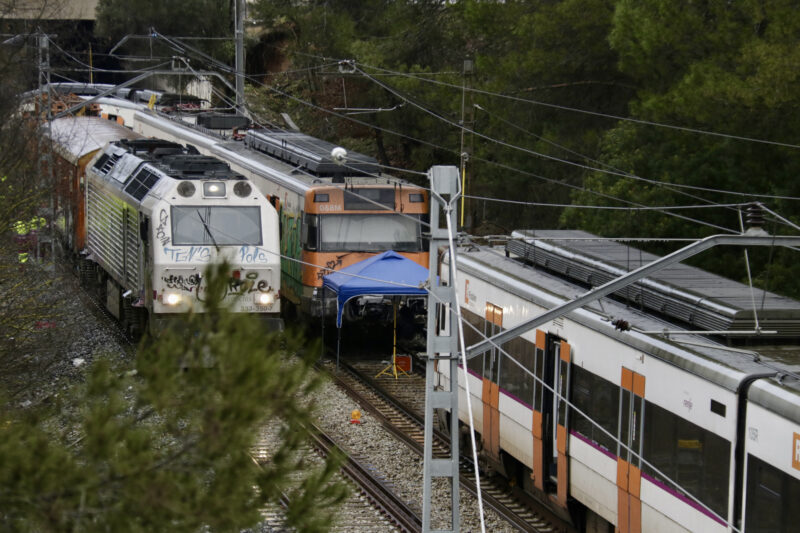La Bustia Renfe retira meitat tren accidentat Gelida