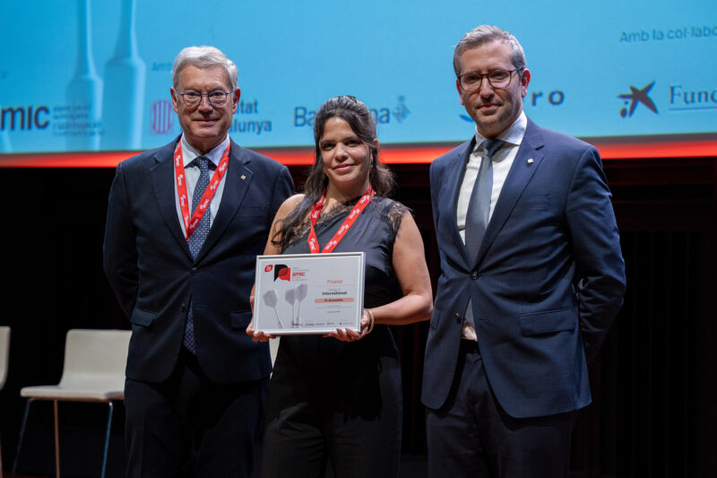 La Bustia 3r Premi Internacional AMIC 2026 finalista INT ElArmadillo