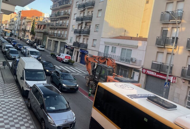 La Bustia cua i parada bus Esparreguera abril 2026