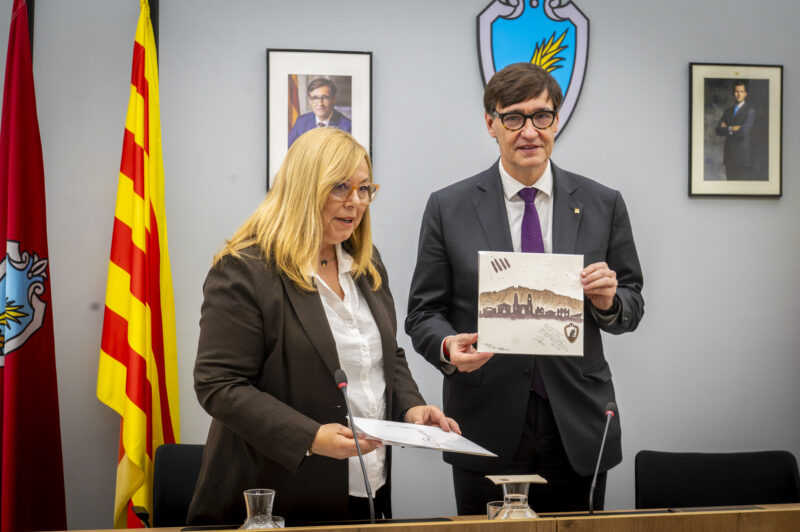 La Bustia Sesrovires Impulsa Salvador Illa Roser Brosed Sant Esteve amb obsequi obra Marta Arano