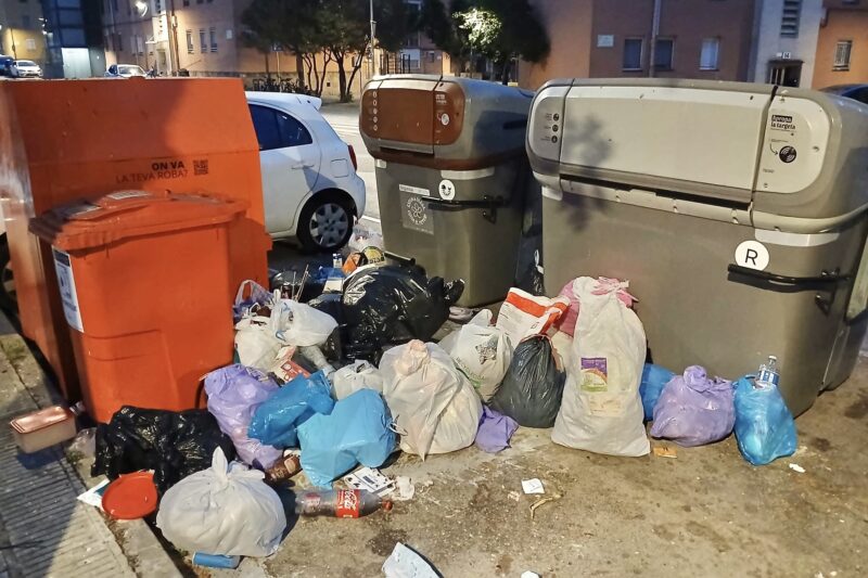 La Bustia contenidors acumulacio escombraries Olesa