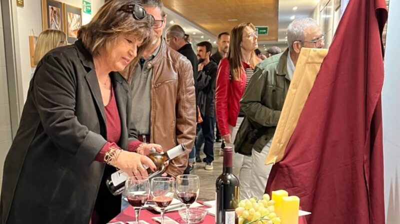 La Bustia exposicio Obres pintades amb vi i fotografia 2