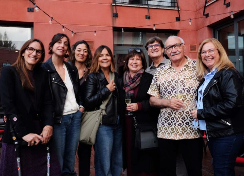 La Bustia exposicio Obres pintades amb vi i fotografia grup artistes Turisme Penedes Hotel alcaldessa Sant Esteve
