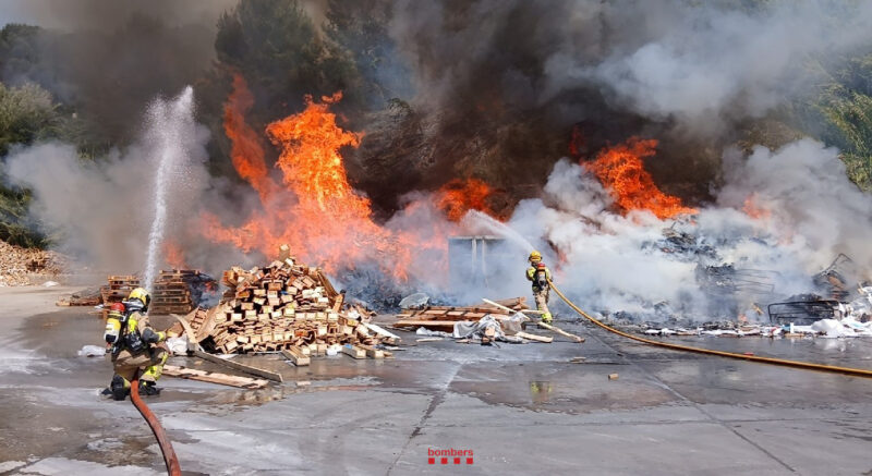 La Bustia incendi crema palets i vegetacio Masquefa