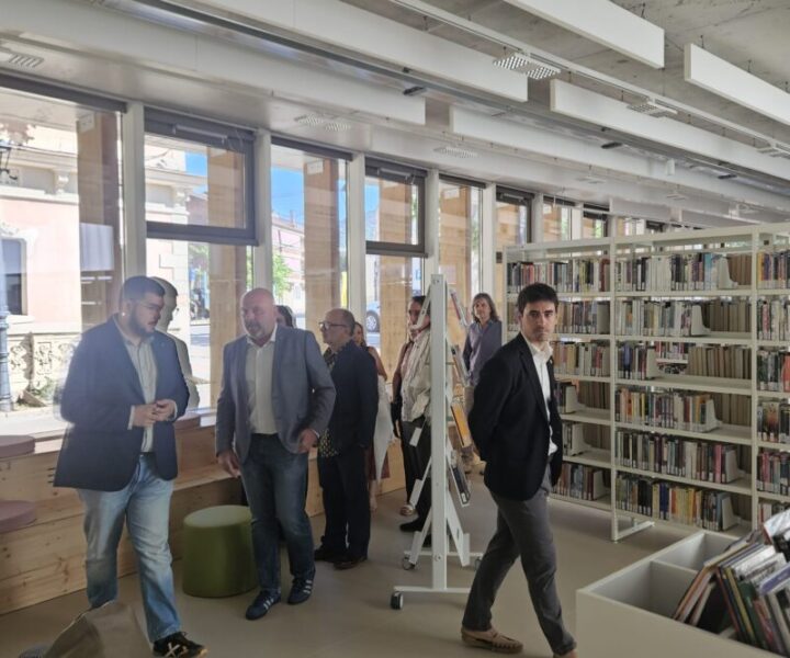 La Bustia representants institucions visita nova biblioteca Olesa