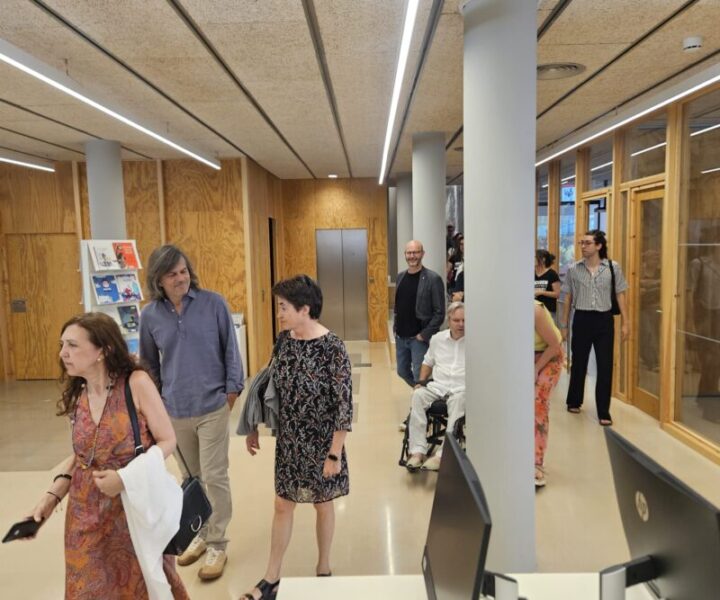 La Bustia representants institucions visita nova biblioteca Olesa