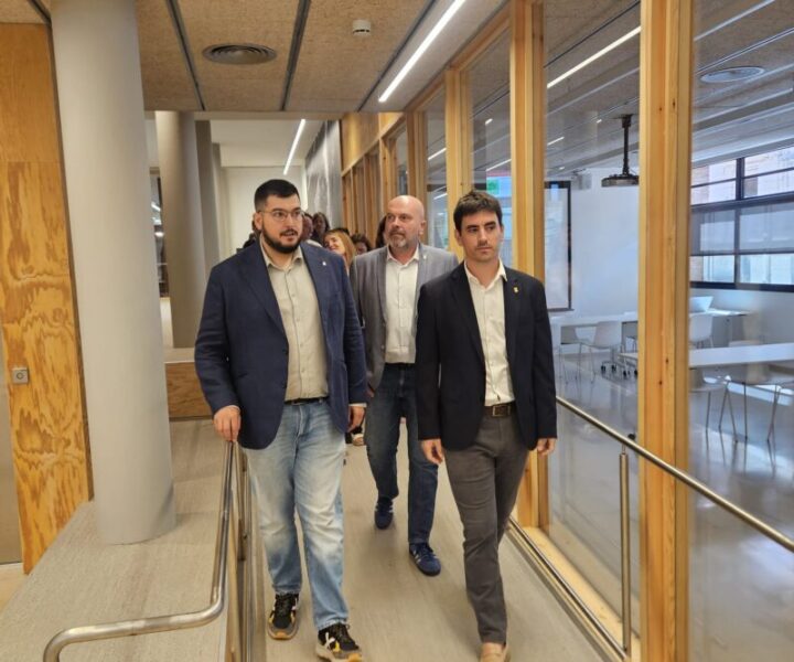 La Bustia representants institucions visita nova biblioteca Olesa