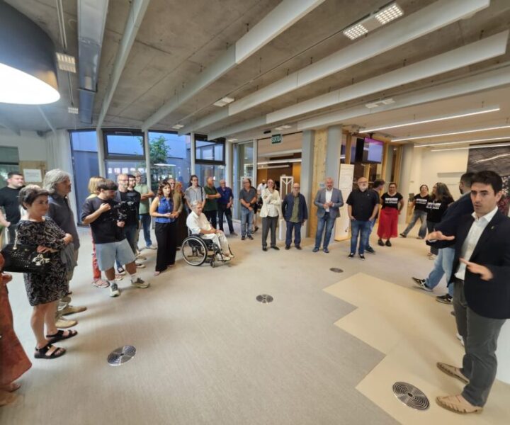 La Bustia representants institucions visita nova biblioteca Olesa