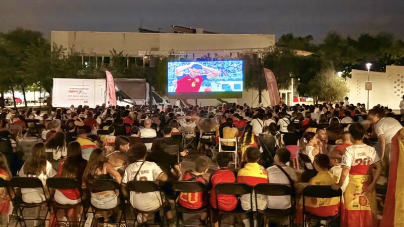 La Bustia Abrera pantalla gegant i celebracions Espanya campiona Copa Mon futbol 2026
