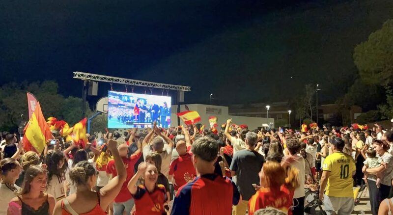 La Bustia Abrera pantalla gegant i celebracions Espanya campiona Copa Mon futbol 2026