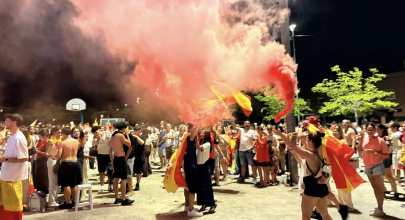 La Bustia Abrera pantalla gegant i celebracions Espanya campiona Copa Mon futbol 2026