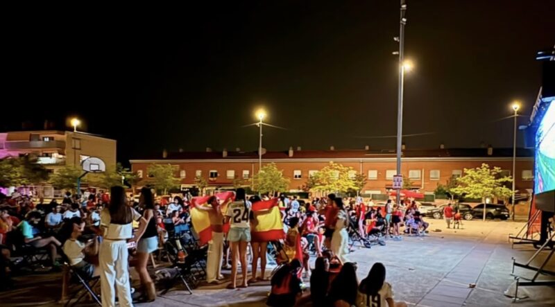 La Bustia Abrera pantalla gegant i celebracions Espanya campiona Copa Mon futbol 2026