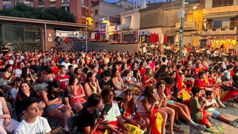La Bustia Gelida pantalla gegant i celebracions Espanya campiona Copa Mon futbol 2026