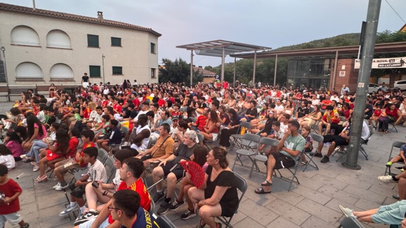 La Bustia Gelida pantalla gegant i celebracions Espanya campiona Copa Mon futbol 2026