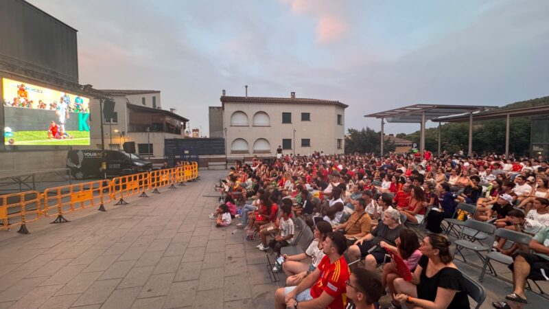 La Bustia Gelida pantalla gegant i celebracions Espanya campiona Copa Mon futbol 2026
