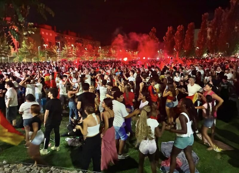 La Bustia Sant Andreu pantalla gegant i celebracions Espanya campiona Copa Mon futbol 2026