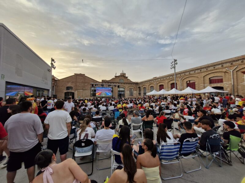 La Bustia Masquefa pantalla gegant i celebracions Espanya campiona Copa Mon futbol 2026