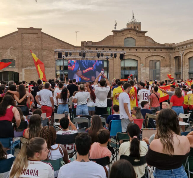 La Bustia Masquefa pantalla gegant i celebracions Espanya campiona Copa Mon futbol 2026