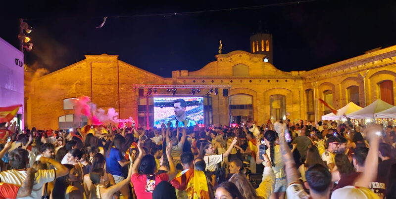 La Bustia Masquefa pantalla gegant i celebracions Espanya campiona Copa Mon futbol 2026