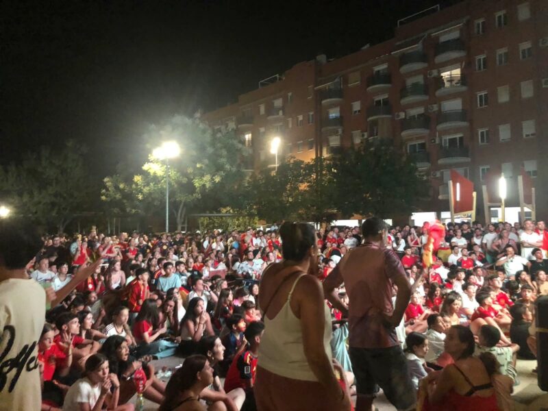 La Bustia Olesa pantalla gegant i celebracions Espanya campiona Copa Mon futbol 2026