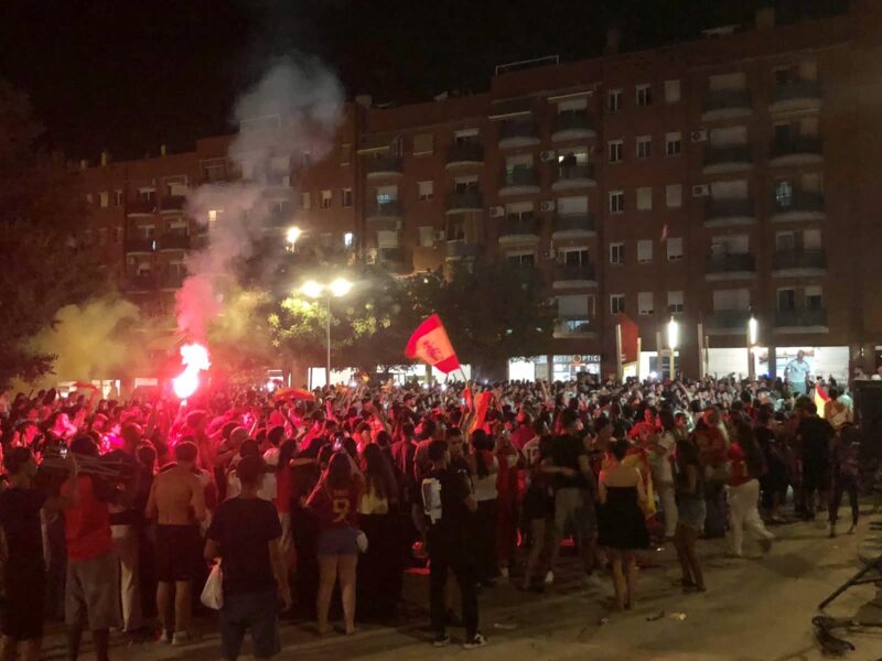 La Bustia Olesa pantalla gegant i celebracions Espanya campiona Copa Mon futbol 2026