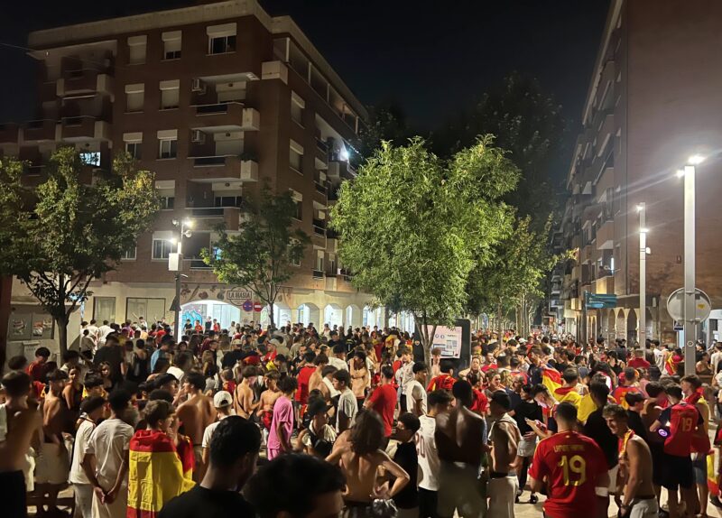 La Bustia Olesa pantalla gegant i celebracions Espanya campiona Copa Mon futbol 2026