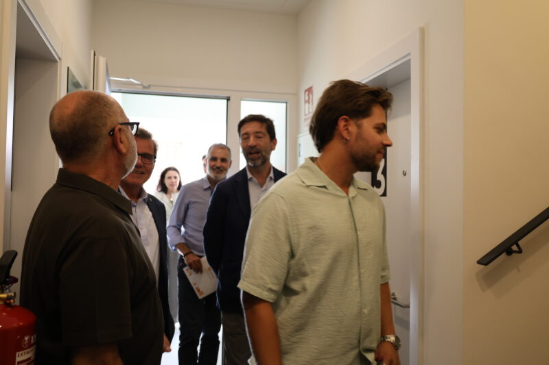 La Bustia entrega claus habitatges protegits edificis Auro i Els Oms Martorell