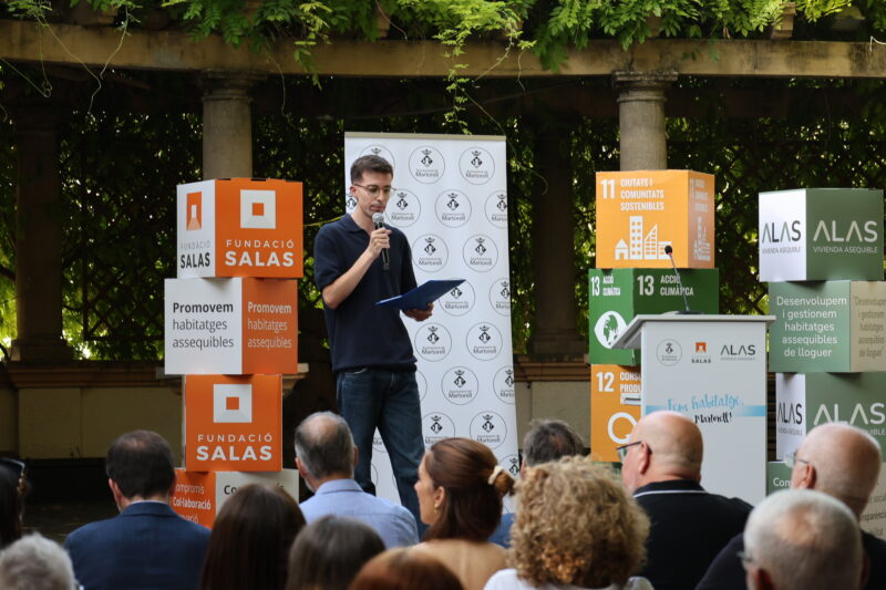 La Bustia entrega claus habitatges protegits edificis Auro i Els Oms Martorell