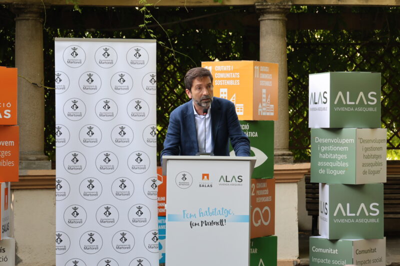 La Bustia entrega claus habitatges protegits edificis Auro i Els Oms Martorell