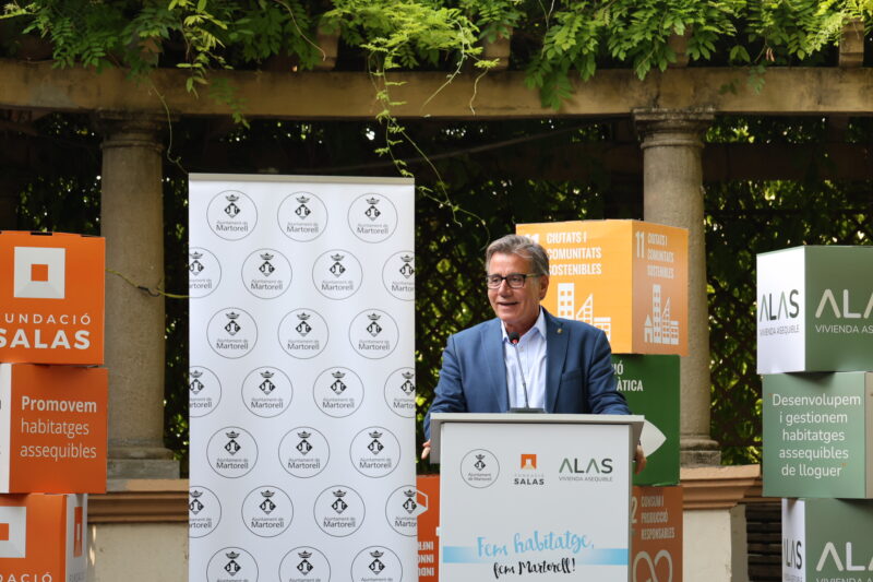 La Bustia entrega claus habitatges protegits edificis Auro i Els Oms Martorell