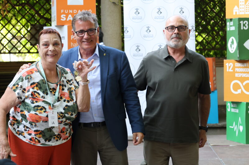 La Bustia entrega claus habitatges protegits edificis Auro i Els Oms Martorell