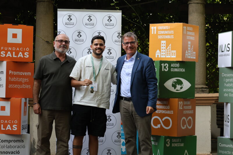 La Bustia entrega claus habitatges protegits edificis Auro i Els Oms Martorell