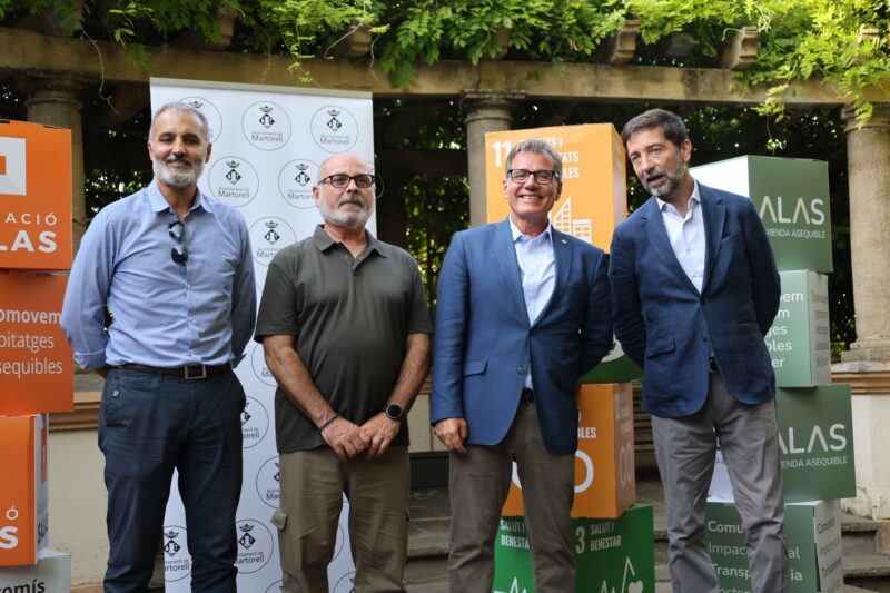 La Bustia entrega claus habitatges protegits edificis Auro i Els Oms Martorell