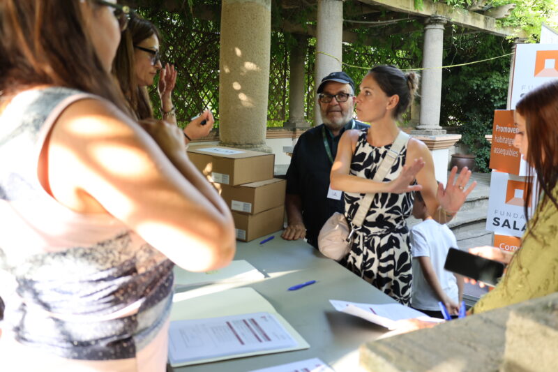 La Bustia entrega claus habitatges protegits edificis Auro i Els Oms Martorell