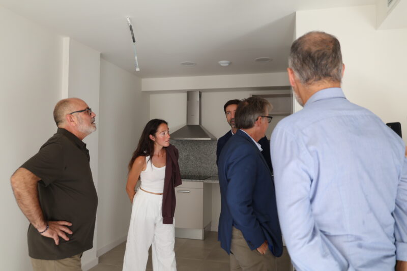 La Bustia entrega claus habitatges protegits edificis Auro i Els Oms Martorell
