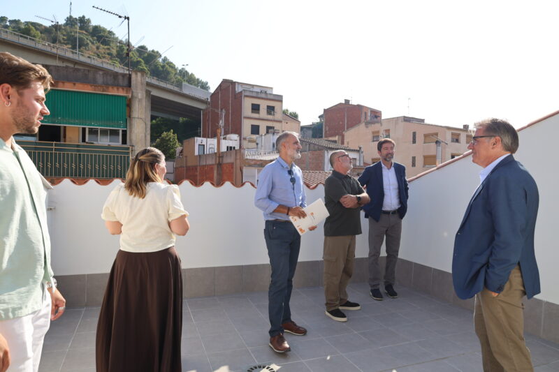 La Bustia entrega claus habitatges protegits edificis Auro i Els Oms Martorell