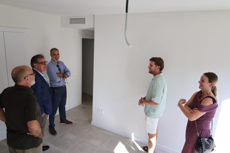 La Bustia entrega claus habitatges protegits edificis Auro i Els Oms Martorell