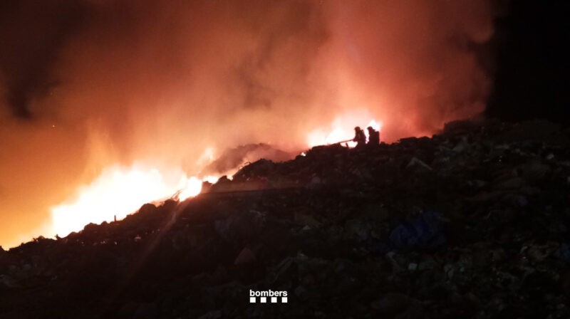 La Bustia incendi abocador Can Mata Hostalets