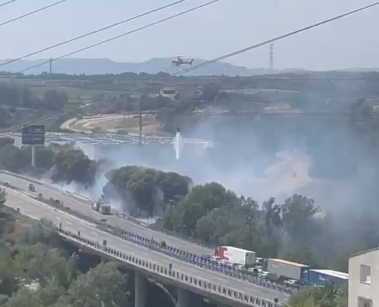 La Bustia incendi camio i vegetacio costat AP7 19 agost 2026 Gelida