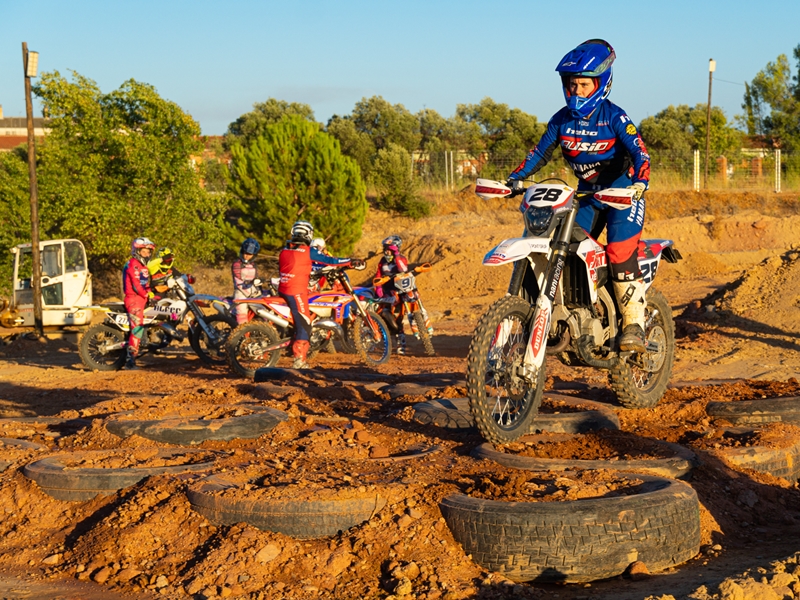 La Bustia noies entrenaments SuperEnduro Espanya 25 agost 2026 Abrera
