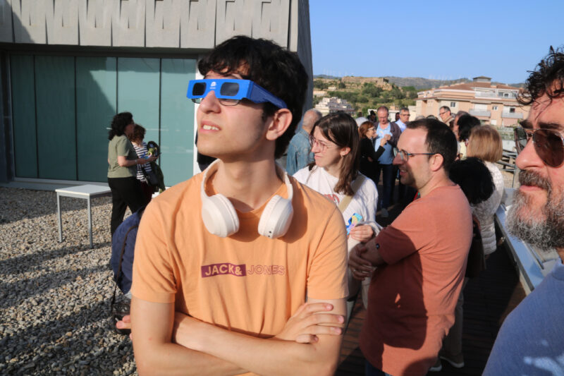 La Bustia ulleres eclipsi solar