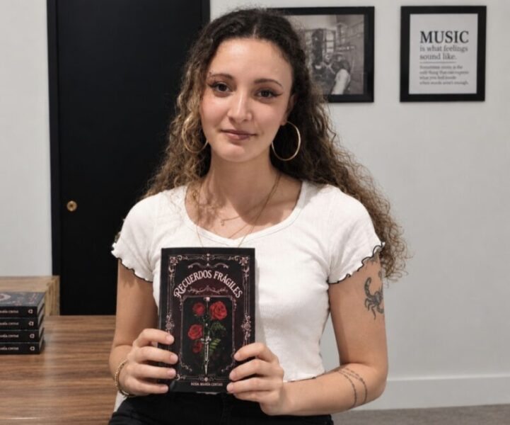 L'olesana Rosa María Cintas ha publicat 'Recuerdos frágiles', una novel·la inspirada en les seves vivències i escrita a partir de les complicades experiències que va viure tant dins com fora de l'institut relacionades amb el 'bullying', l'assetjament i l'abús escolar. A través d'un relat proper i emotiu, l'autora combina realitat i ficció per donar forma a una història intensa en la qual el dolor, la solitud i les dificultats conviuen amb l'esperança, la fortalesa i el desig de continuar endavant. Amb una escriptura sincera i íntima, l'autora convida el lector a recórrer un camí d'emocions i reflexions, donant veu a aquelles persones que han viscut situacions similars. Cintas ha explicat a La Bústia que la història transcorre a través de l'Erik, un jove que veu com la seva vida canvia completament després de patir diverses violacions i assetjaments per part d'un company de l'institut. A partir d'aquest moment, el protagonista s'enfronta a les conseqüències del seu passat mentre intenta tirar endavant una vida marcada pel trauma, la culpa i uns records que es neguen a desaparèixer". L'autora ha destacat que la idea va sortir "després que jo mateixa patís aquestes violacions i assetjament per part d'una companya de l'institut. El vaig començar l'any 2025, es va presentar el 7 de juliol de 2026 i es va publicar oficialment el 26 de juliol". Es tracta del primer llibre d'una trilogia"