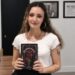 L'olesana Rosa María Cintas ha publicat 'Recuerdos frágiles', una novel·la inspirada en les seves vivències i escrita a partir de les complicades experiències que va viure tant dins com fora de l'institut relacionades amb el 'bullying', l'assetjament i l'abús escolar. A través d'un relat proper i emotiu, l'autora combina realitat i ficció per donar forma a una història intensa en la qual el dolor, la solitud i les dificultats conviuen amb l'esperança, la fortalesa i el desig de continuar endavant. Amb una escriptura sincera i íntima, l'autora convida el lector a recórrer un camí d'emocions i reflexions, donant veu a aquelles persones que han viscut situacions similars. Cintas ha explicat a La Bústia que la història transcorre a través de l'Erik, un jove que veu com la seva vida canvia completament després de patir diverses violacions i assetjaments per part d'un company de l'institut. A partir d'aquest moment, el protagonista s'enfronta a les conseqüències del seu passat mentre intenta tirar endavant una vida marcada pel trauma, la culpa i uns records que es neguen a desaparèixer". L'autora ha destacat que la idea va sortir "després que jo mateixa patís aquestes violacions i assetjament per part d'una companya de l'institut. El vaig començar l'any 2025, es va presentar el 7 de juliol de 2026 i es va publicar oficialment el 26 de juliol". Es tracta del primer llibre d'una trilogia"